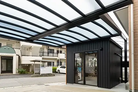 ヒュートの施工事例、カーポート一体型の小さな小屋