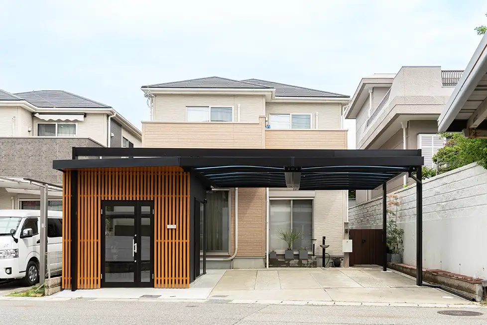 ヒュートの施工事例、カーポート一体型の小さな小屋