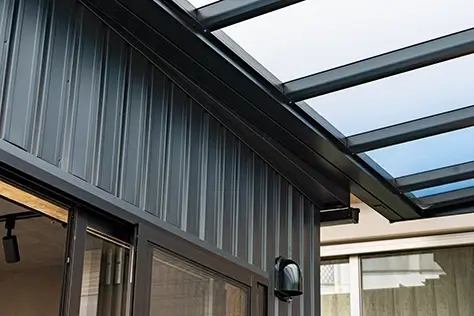 ヒュートの施工事例、カーポート一体型の小さな小屋