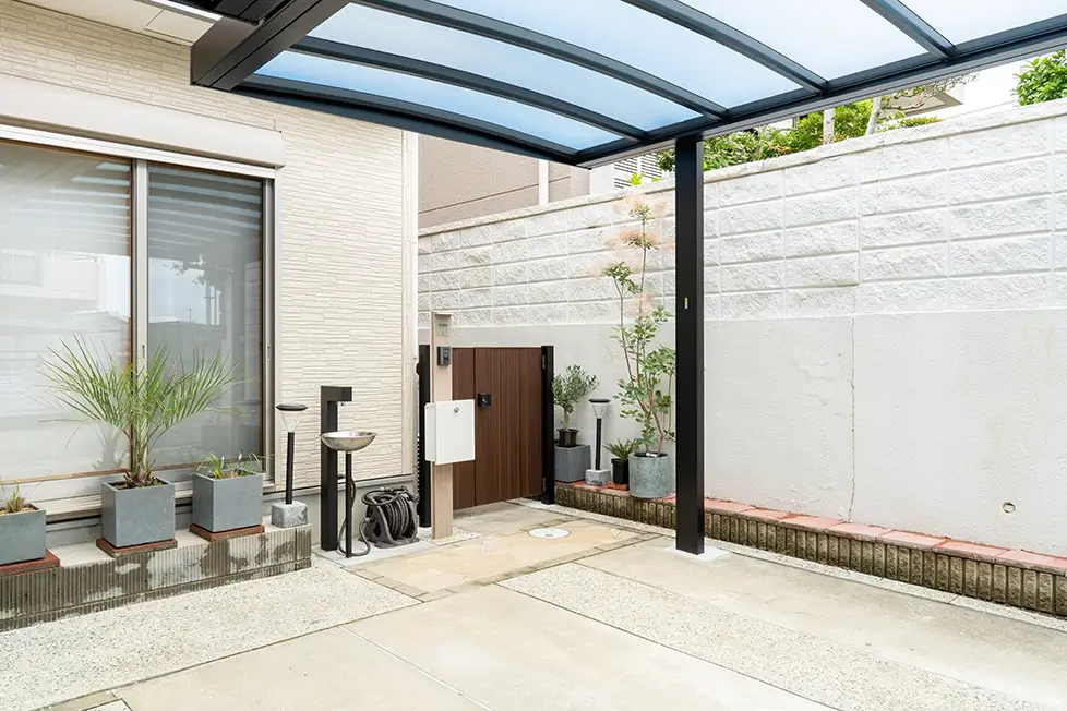 ヒュートの施工事例、カーポート一体型の小さな小屋