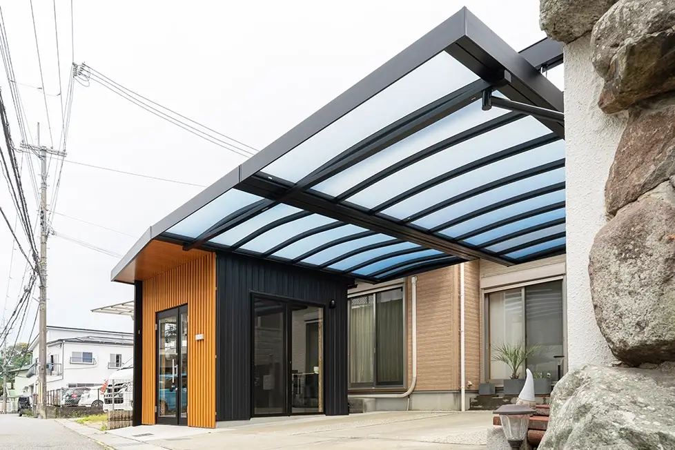 ヒュートの施工事例、カーポート一体型の小さな小屋