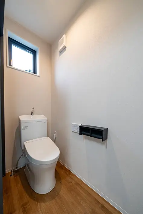 ヒュートの施工例、二階のトイレはシンプルに