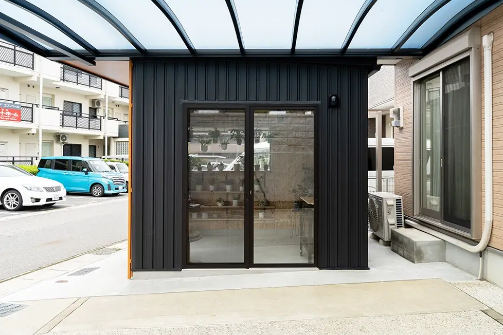ヒュートの施工事例、カーポート一体型の小さな小屋