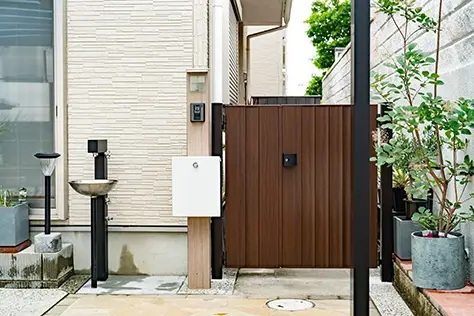 ヒュートの施工事例、カーポート一体型の小さな小屋