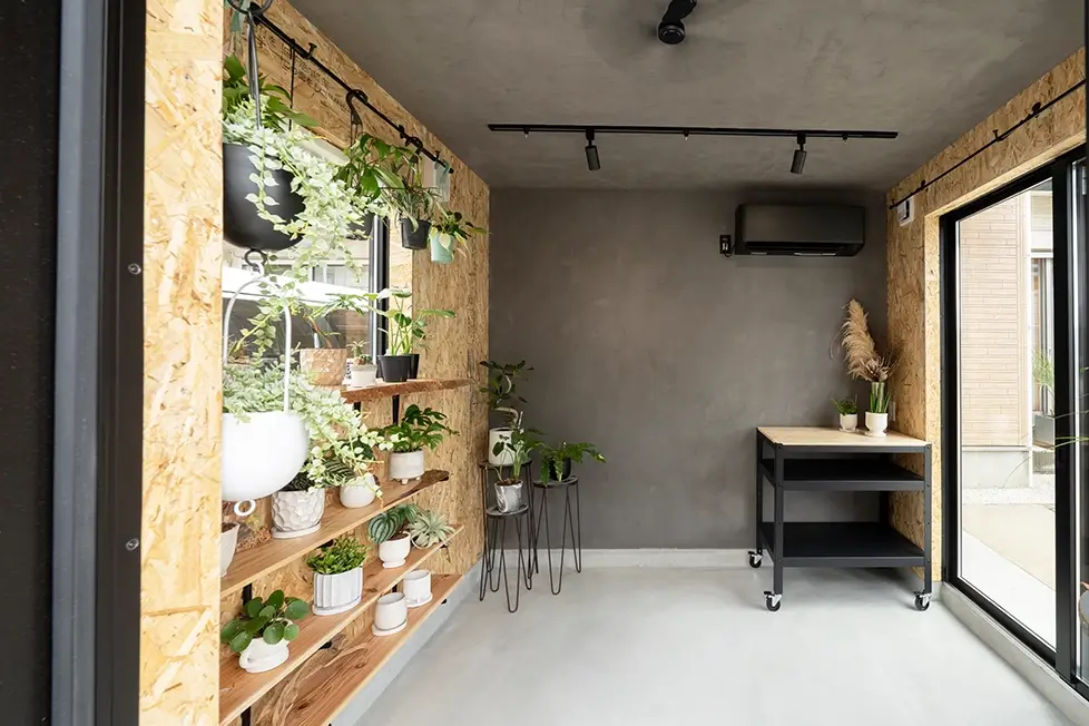 ヒュートの施工事例、カーポート一体型の小さな小屋