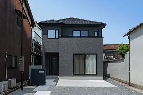 ヒュートの新築施工事例　古い街並みになじむ瓦葺の家
