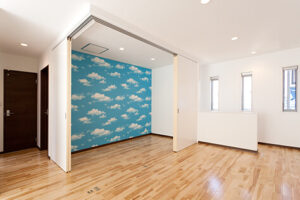 青空の壁が爽やかな遊びの小部屋